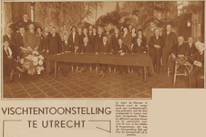 873715 Groepsportret van de genodigden bij de officiële opening van de tentoonstelling met als doel het visgebruik te ...